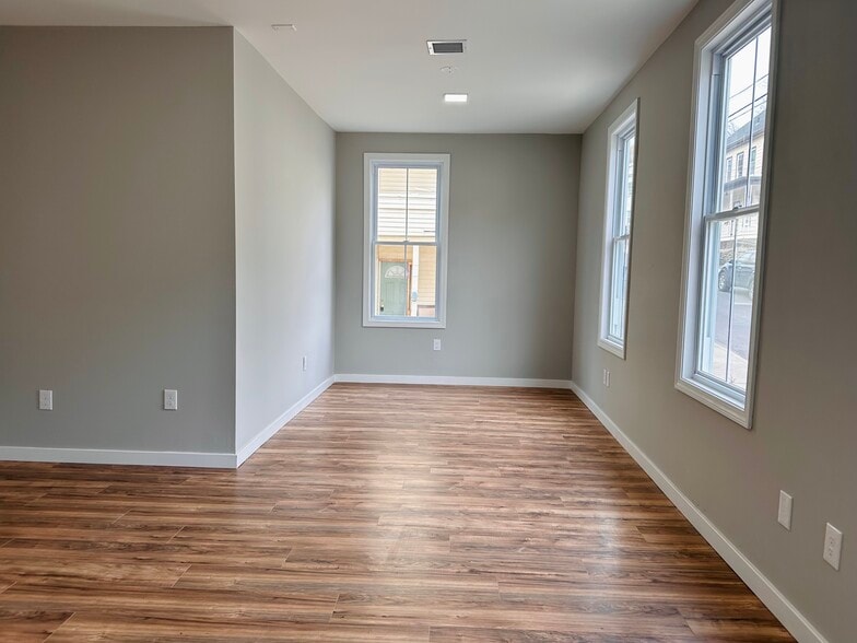 Building Photo - 19 Thompson St