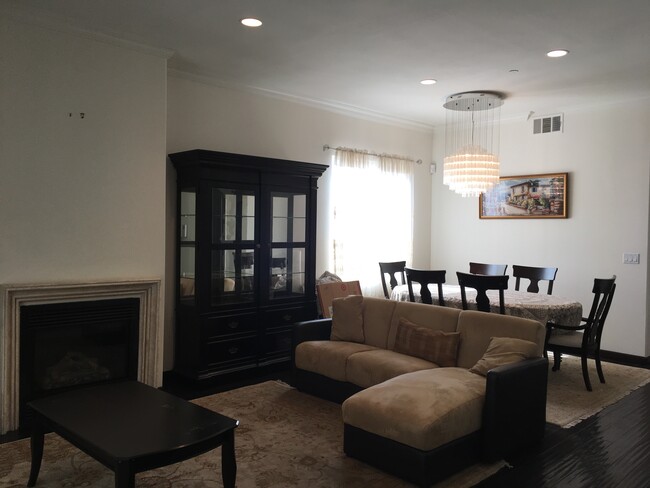 Dinning room - 13360 Burbank Blvd