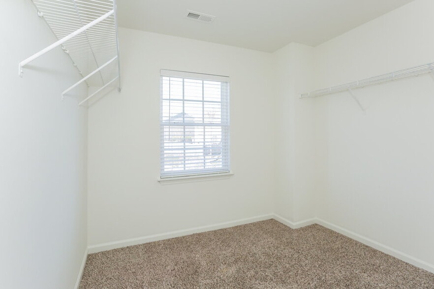 Building Photo - 6415 Glenolden Dr