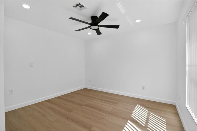 Building Photo - 4210 Palm Dr