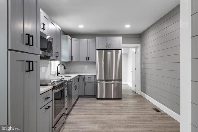 Building Photo - 211 W Broad St