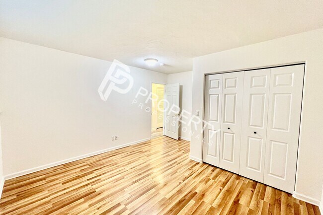 Building Photo - 143 Current Dr