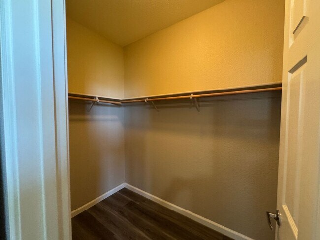 Building Photo - Four Bed, Two Bath Home Close to Hwy 99 an...