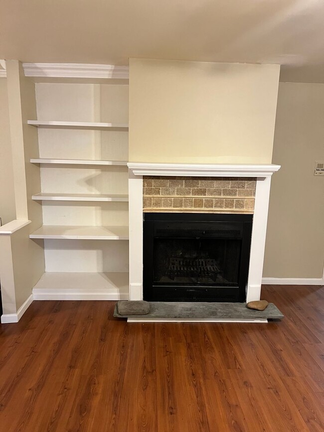 Building Photo - Recently updated Berkshire Estates Condo