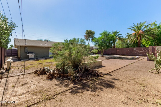 Building Photo - 6744 E Vernon Ave