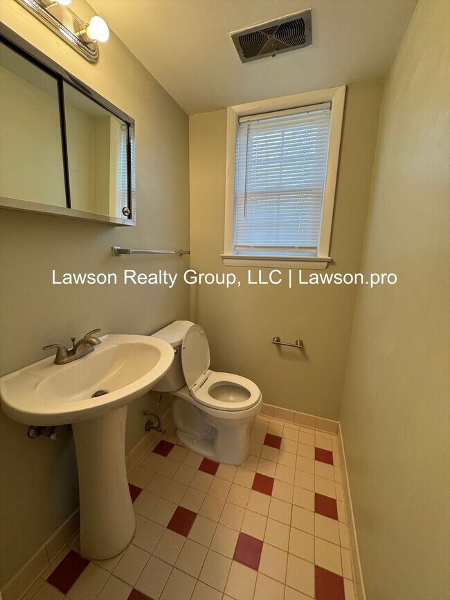 Building Photo - Beautiful Salem split level near the VA hospital