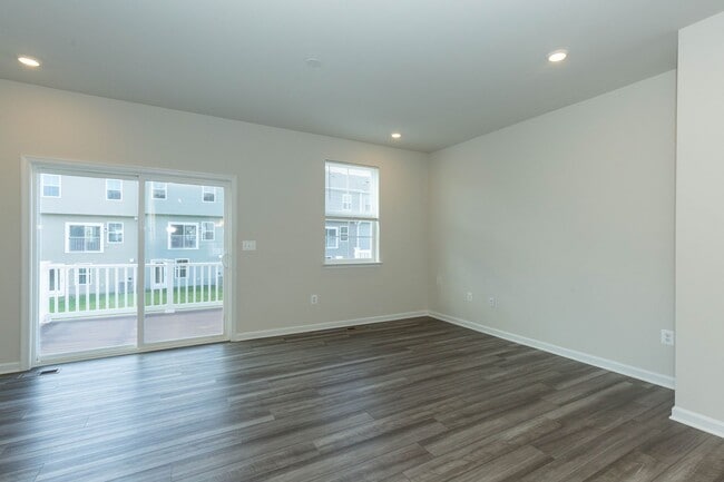 Building Photo - 3 Bed, 2 Full/2 Half Bath, Well Maintained...