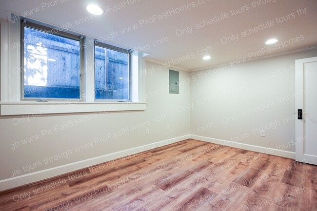 Building Photo - 2714 SE 48th Av