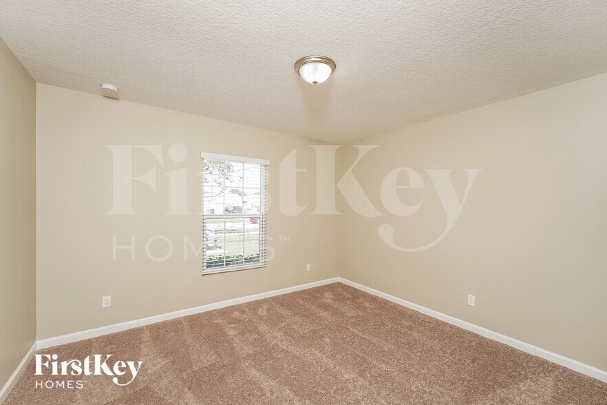 Building Photo - 283 SW Tulip Blvd