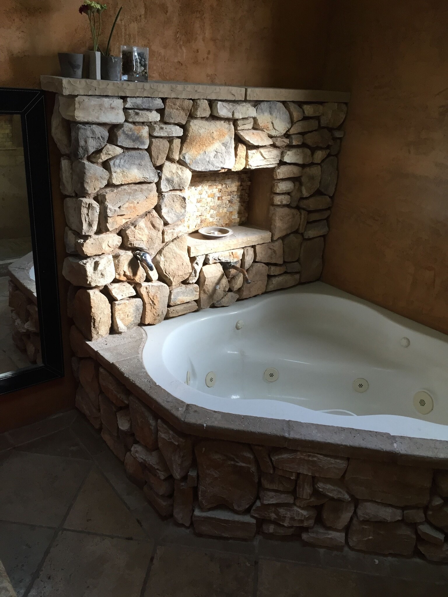 Tub - 870 W 19th St