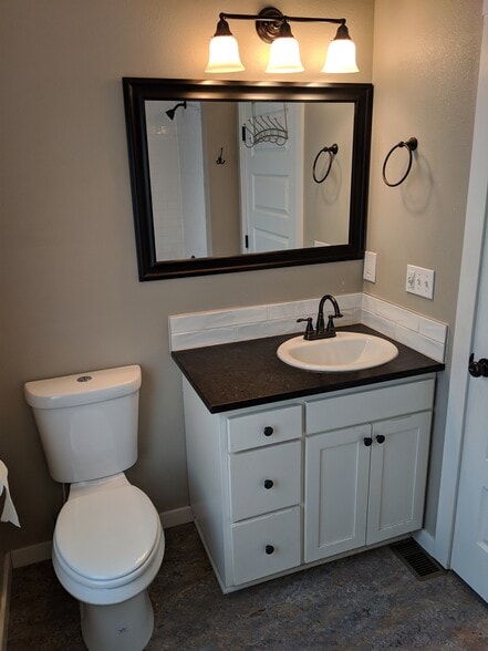 Bathroom - 7138 N Central St