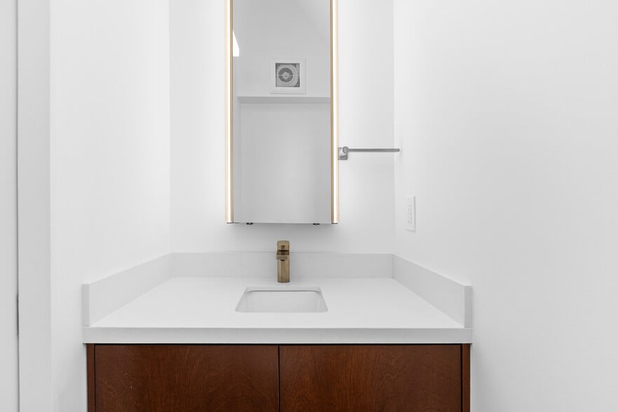 2nd floor half bath. - 4638 Del Monte Ave