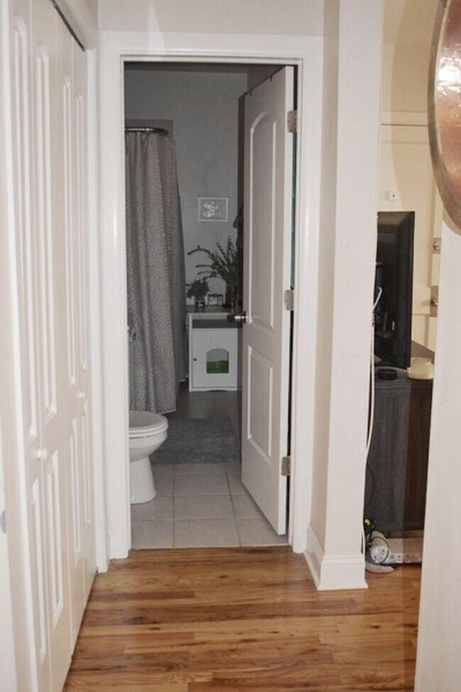 Building Photo - 1 bedroom in Chicago IL 60657