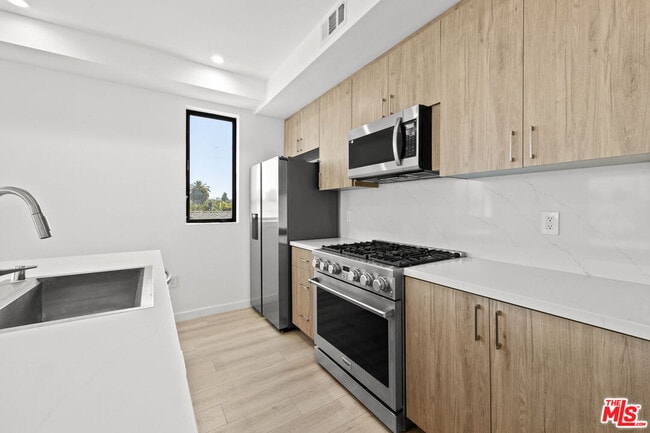Building Photo - 2123 Cloverdale Ave