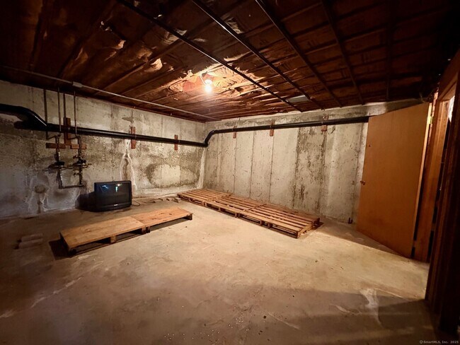 Building Photo - 310 Booth St