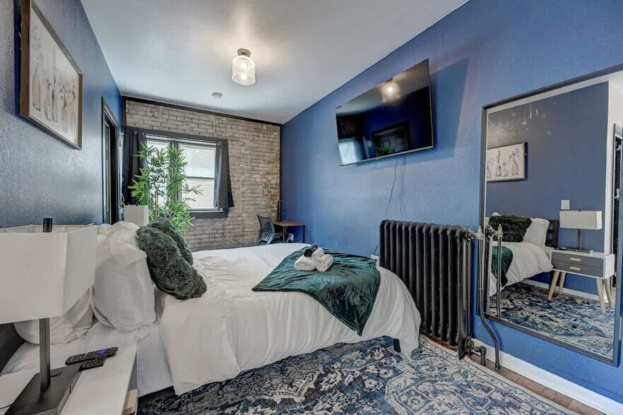 Building Photo - 1930 N Prospect Ave