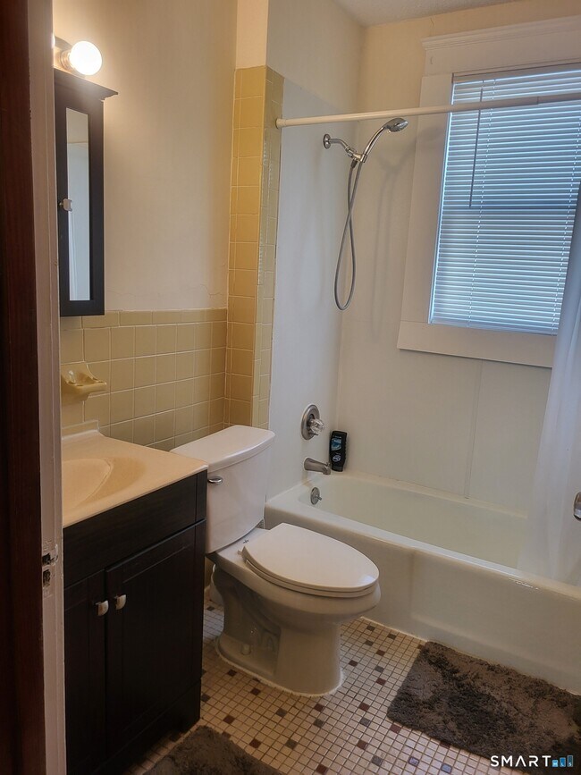 Building Photo - 165 Center St