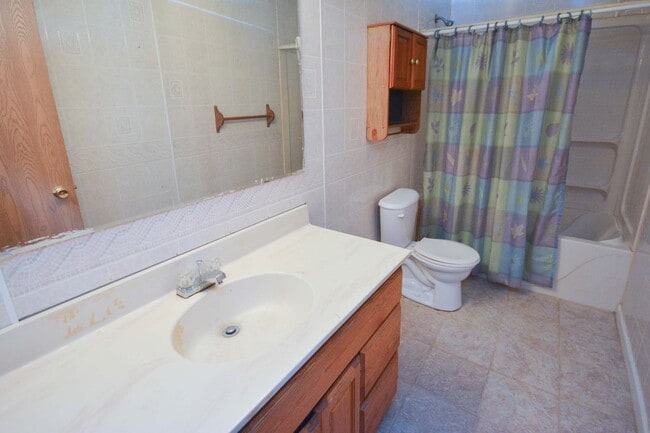 Building Photo - Great 4br home with large fenced yard in q...