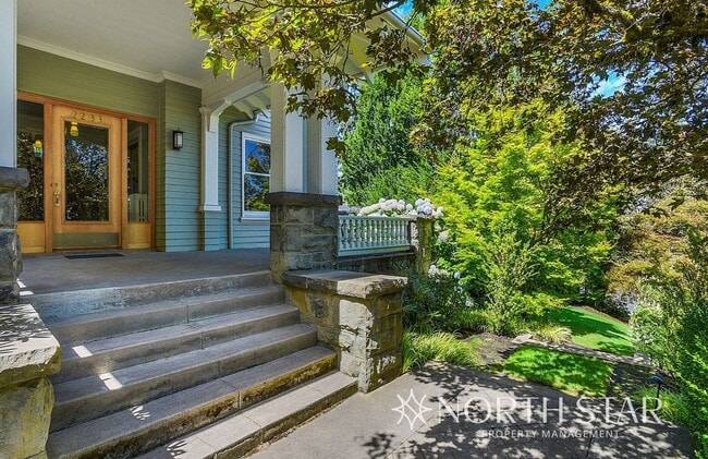 Building Photo - Live in a National Historic Home