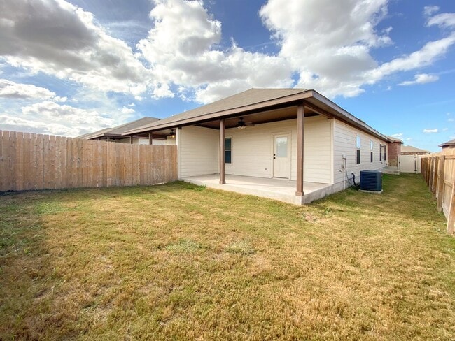 Building Photo - Luxury 3/2 duplex in NBTX