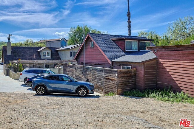 Building Photo - 1609 E Hillcrest Dr