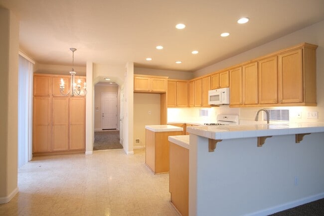 Building Photo - Charming 4-bedroom, 2.5-bathroom home