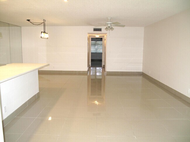 Building Photo - 1227 Club Dr W