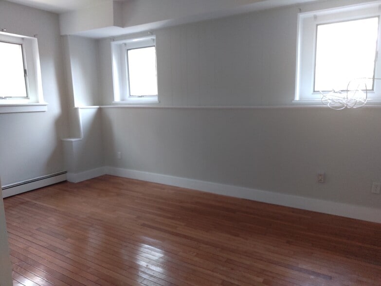 Building Photo - 11 Dyckman Dr