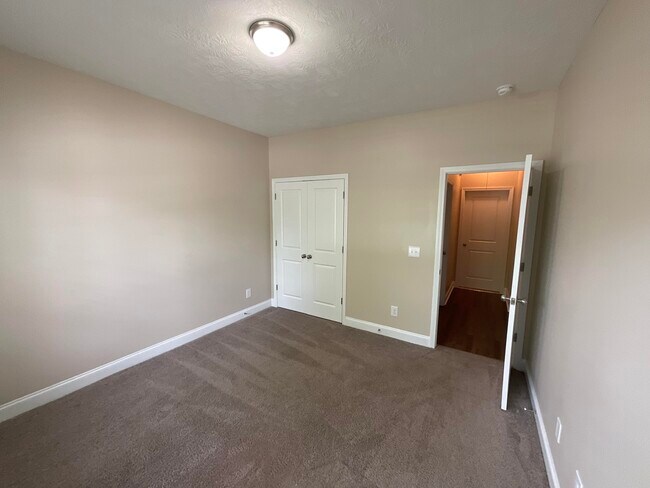 Building Photo - 5798 Whispering Pnes Wy