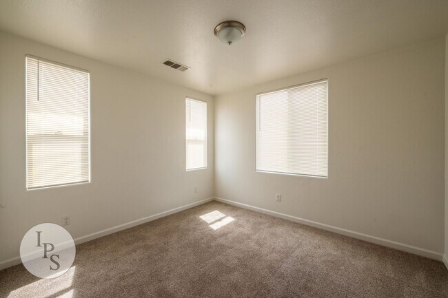 Building Photo - Fresno SouthEast Home, Gated Community, Clovis Unified School District, 3BR/2.5BA - Lots of Ameni...