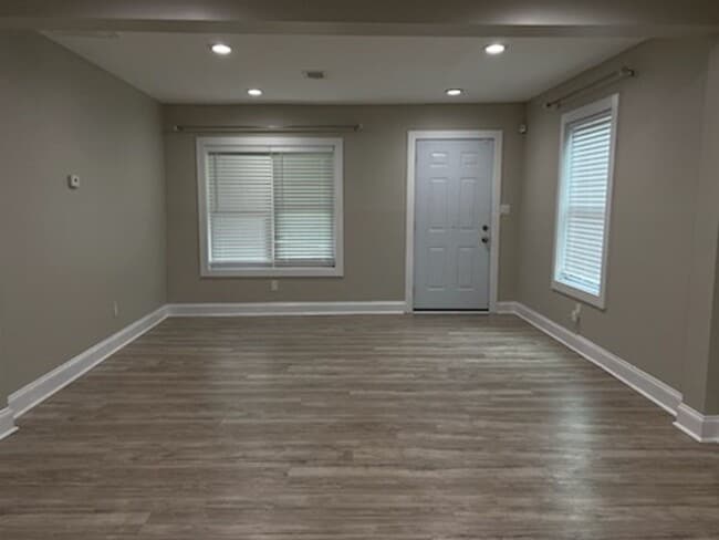 Building Photo - Cute, Quiet and Cozy - minutes away from M...
