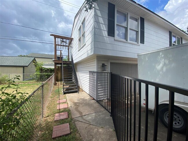 Primary Photo - 405 Fairbanks St