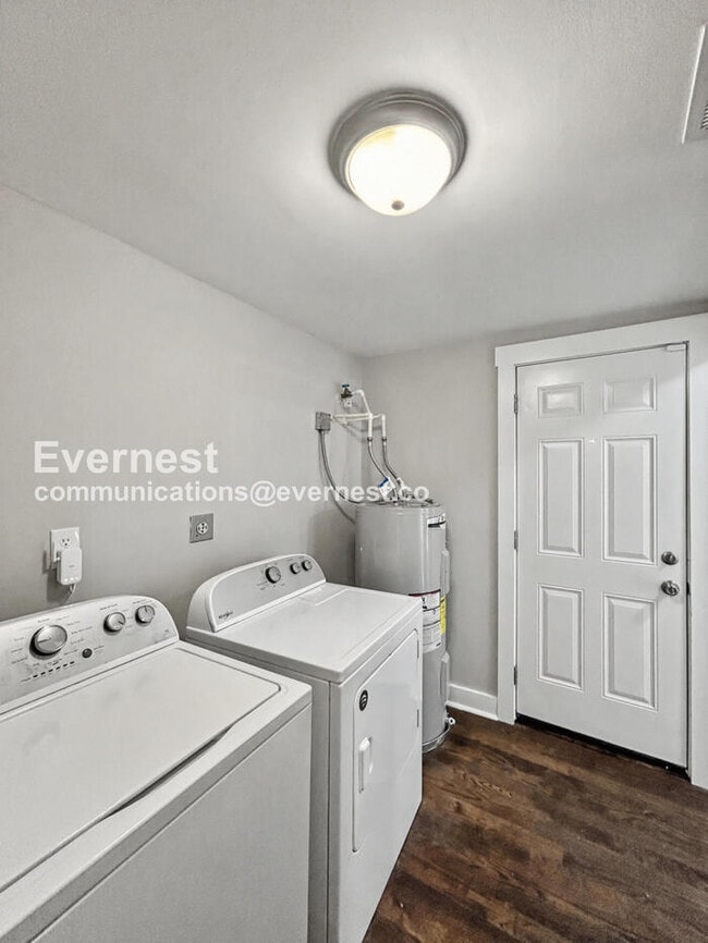 Building Photo - Charming 2 Bed, 1 Bath with Fenced Yard and Stainless Steel Appliances