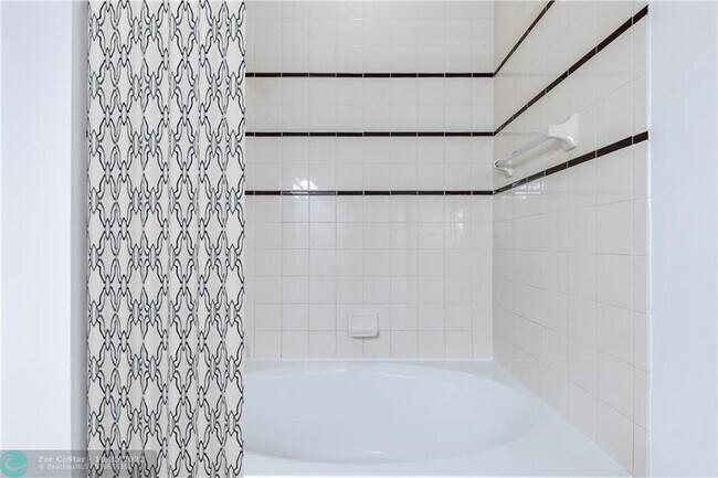 Building Photo - 450 NE 5th St