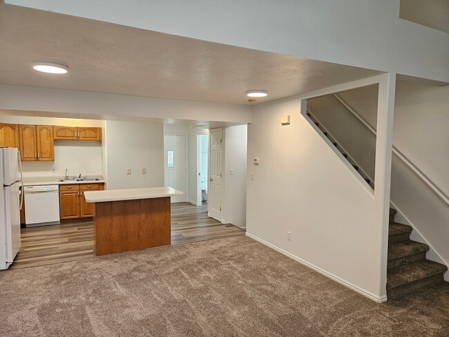 Building Photo - Spacious 3 Bd 2.5 Bath Townhouse in Bountiful