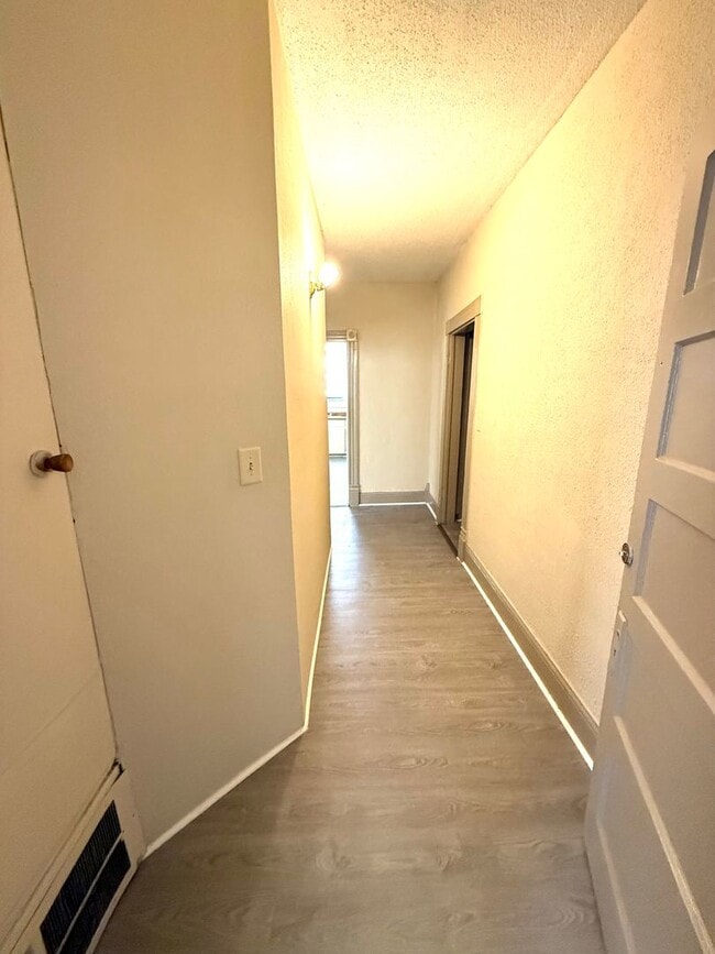 Building Photo - **1 Bed 1 Bath Duplex with bonus room Rent Ready** Call our self-showing number to schedule a tou...