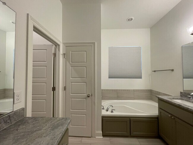 Building Photo - 3 Bedroom Garden Home in Stonelake Village...