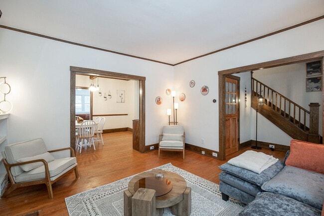 Building Photo - 3 BED 1 BATH SINGLE FAMILY HOME IN BEAUTIFUL LAKEWOOD!