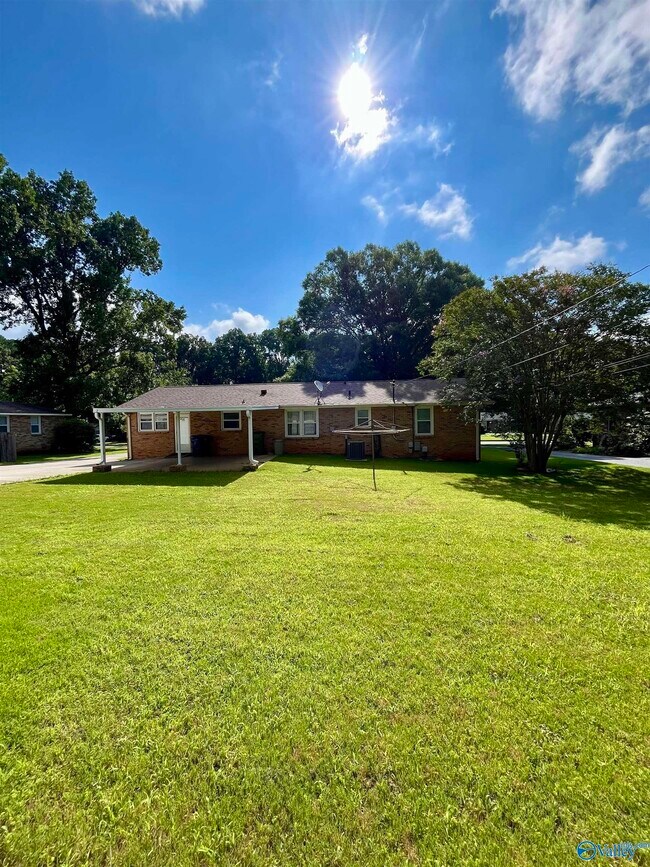 Building Photo - 415 Harolds Dr NW