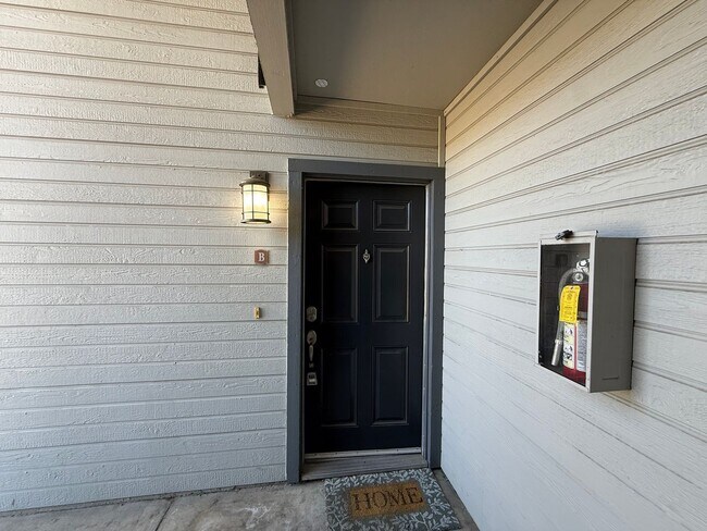 Building Photo - Parkview condo close to shopping & freeway access!