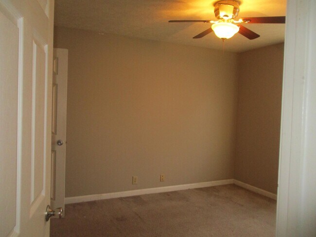 Building Photo - 208 Angel Ct