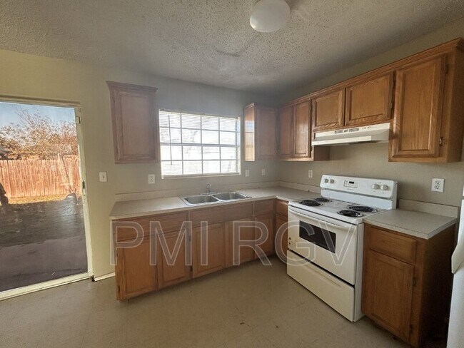 Building Photo - 1021 W Denver St