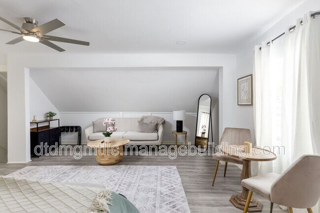 Building Photo - 110 E Craig Pl