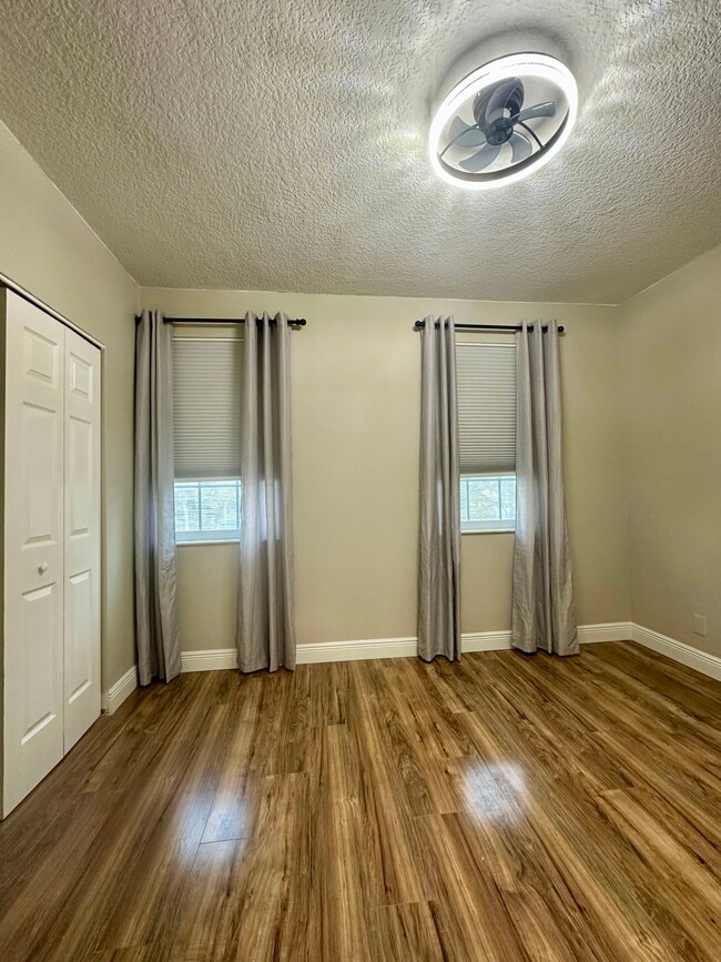 Building Photo - 7821 Sanibel Dr