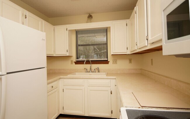 Building Photo - Waterfront Townhome in Central Niceville