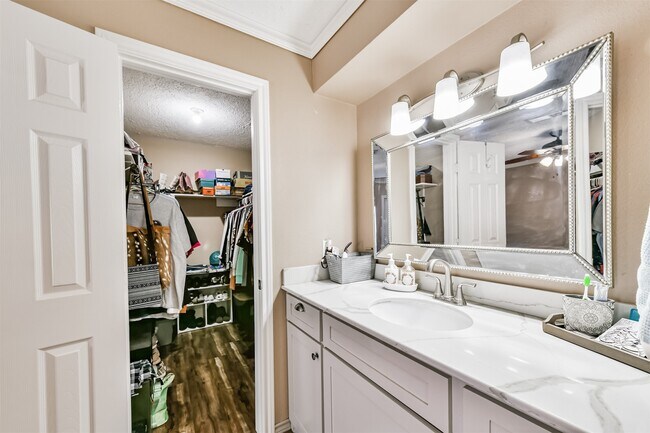 Building Photo - 3007 Chester Dr