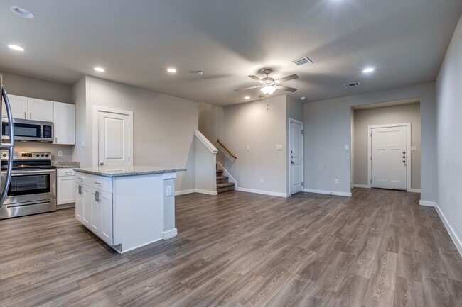 Building Photo - 3-BEDROOM TOWNHOME-STYLE DUPLEX