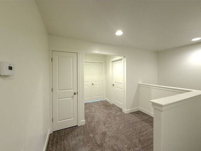 Building Photo - 4 bed, 2.5 bath home w/2 car garage