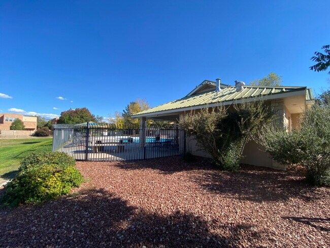 Building Photo - COMMUNITY POOL - LARGE 4 BEDROOM - Master Upstairs