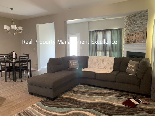 Building Photo - Gorgeous End-Unit TH In Desired Cary Location, Apply Now!